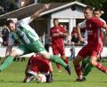 Archivbild: ham
In der vergangenen Saison waren die Spiele des FC Wernberg (links Spielertrainer Bastian Lobinger) gegen due Spvgg Pfreimd die beiden einzigen Derbys für beide Klubs. Das wird in der kommenden Spielzeit ganz anders sein.