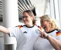 Bild: Federico Gambarini/dpa
Glückliche Passagiere: Auch Leonie und Anja bekamen ein Deutschland-Trikot vor dem Linienflug mit der Nationalmannschaft nach Chicago.
