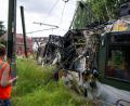 Bild: Christophe Gateau/dpa
Eine Straßenbahn in Neu Hohenschönhausen ist entgleist. Bei dem Unfall gab es viele Verletzte.