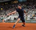 Bild: Dimitar Dilkoff/AFP/dpa
Alexander Zverev bei einem Rückhandschlag in der Defensive.