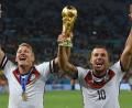 Bild: Andreas Gebert/dpa
Bastian Schweinsteiger (l) und Lukas Podolski wurden 2014 auch gemeinsam Fußball-Weltmeister. (Archivbild)