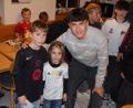 Bild: Bernhard Kreuzer
Toni Langsteiner, hier bei einem Besuch bei seinem Heimatklub SV Kulmain vor ein paar Monaten, wechselt möglicherweise von RB Leipzig zum FC Augsburg.