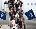Bild: Florian Wiegand/dpa
Los geht's: Die Nationalspieler und Bundestrainer Julian Nagelsmann auf der Gangway.