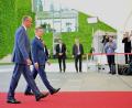 Bild: Sebastian Gollnow/dpa
Merz und Magyar wollen nach 16 Jahren neue Wege in den deutsch-ungarischen Beziehungen beschreiten.