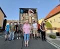 Bild: upl
Käthe Gerl (90) aus Kümmersbruck inmitten ihrer treuen Helfer vor dem beladenen Sattelzug.