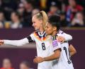 Bild: Robert Michael/dpa
Zwei für die Insel: Vivien Endemann (l) wechselt nach Liverpool, Shekiera Martinez spielt bei West Ham.
