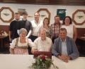 Bild: Marita Lobenhofer
Fensterbachs Zweiter Bürgermeister Franz Ziegelmeier (vorne rechts) gratulierte Helga und Rudolf Kasparides zur Diamantenen Hochzeit. Mit dem Paar freuten sich auch dessen beide Söhne, die Schwiegertöchter und die Enkel.