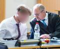 Bild: Armin Weigel/dpa
Knapp ein Jahr nach einem Axtangriff in einem ICE in Niederbayern hat der Prozess gegen den beschuldigten 21-jährigen Syrer begonnen.