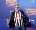 Bild: Georg Wendt/dpa
Moderator Elton zeigte sich auf dem Roten Teppich und wird demnächst auch eine Gastrolle in dem Musical übernehmen. (Archivbild)