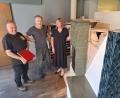Bild: bl
Betriebsleiter Wolfgang Engel (links) , Herbert Rittmeyer und geschäftsführende Gesellschafterin Elisabeth Troidl sind überzeugt, dass die Werkstätten für Ofenbau mit ihrer 150-jährigen Tradition in Nabburg auch weiterhin eine Zukunft haben. Aktuell geht der Trend auch wieder zu farbigen Kacheln, die man sie hier an den Modellen rechts sieht.