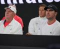 Bild: Vincent Thian/AP/dpa
Alexander Zverev senior (l) und Mischa Zverev schauen bei einem Match von Alexander Zverev zu. (Archivbild)