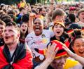 Symbolbild: Christoph Soeder/dpa
Die Fußball-WM findet dieses Jahr in Nordamerika statt. Deswegen starten die Spiele hierzulande am späten Abend oder in der Nacht. Wird deswegen beim Public Viewing genauso viel los sein wie auf diesem Bild von 2024?