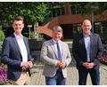 Bild: Stadt Weiden
Mit Markus Kindsgrab (links) und Fabian Liedl (rechts) besetzt Weidens neuer Oberbürgermeister Benjamin Zeitler zwei Schlüsselpositionen im Rathaus.