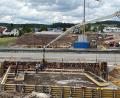 Bild: ihl
Für das Widerlager an der westlichen Seite der A 93 in Nabburg wird gerade das Fundament betoniert. Die Arbeiten für den Ersatzneubau liegen im Zeitplan. Das Fundament auf der gegenüber liegenden Seite ist fertig.