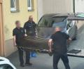 Bild: N5 DESK/NEWS5/dpa
Nachdem ein Anwohner die Polizei alarmiert hatte, fanden die Beamten den Mann leblos in seiner Wohnung. (Archivbild)