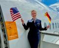Bild: Johanna Thoma
Lufthansa-Pilotin Johanna Thoma aus Wiesau vor dem Airbus A350-900, der die deutsche Fußballnationalmannschaft der Männer am Dienstag in die USA brachte. Fotos mit den Spielern durfte das Personal von Lufthansa nicht machen: Der DFB hatte das zuvor untersagt.