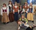 Bild: Florian Wein / OVIGO Theater
Das OVIGO Theater bereitet sich auf die Premiere des neuen Familienstücks „Robin Hood“ vor. Hier die Kostümprobe für den Chor.