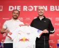 Bild: Robert Michael/dpa
Neuer Vertrag für Ole Werner? Sporchef Marcel Schäfer (l) hat keine Eile. (Archivbild)