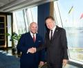 Bild: Handout / Berlin/AfD/dpa
AfD-Politiker Markus Frohnmaier: Handshake mit Putins Vertrautem und Gazprom-Chef Alexej Miller beim Wirtschaftsforum in St. Petersburg.