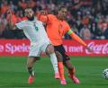 Bild: Patrick Post/AP/dpa
Zähes Ringen: Die Niederlande um Kapitän Virgil van Dijk (re., hier gegen Amine Gouiri) tat sich gegen Algerien schwer.