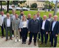 Bild: ge
Sie repräsentieren die 27 Landkreis-Gemeinden im aktuellen Kreisverband des Bayerischen Gemeindetages (von links): der bisherige Vorsitzende Peter Braun, Anton Peter, Martin Fleischmann, Jörg Kaduk, Stefan Frank, Beate Dietrich, Hermann Böhm, Vorsitzender Dieter Dehling, Dominik Sachsenhauser, Erwin Geitner, Uwe König und Georg Große Verspohl vom Verband.