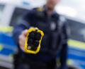 Bild: Rolf Vennenbernd/dpa
Taser statt Pistole? Die bayerische Polizei will das nun auch für den Einsatz auf Streife testen. (Symbolbild)