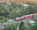 Bild: Wilhelm Amann
Die Bahnlinie durch das Naabtal - hier im Bereich der Stadt Nabburg - soll nach jüngsten Plänen vorerst (noch) nicht elektrifiziert werden. Eine Chance könnte sich daraus für Nabburg ergeben.