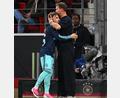 Bild: Tom Weller/dpa
Bundestrainer Julian Nagelsmann schließt Team-Youngster Lennart Karl in die Arme. (Archivbild)