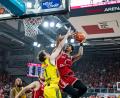 Bild: Daniel Löb/dpa
Ibi Watson zieht zum Korb.