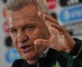Bild: Marco Ugarte/AP/dpa
Der akuelle Coach hat keine Zweifel an seinem designierten Nachfolger. (ArchivbildI)