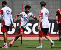 Bild: Federico Gambarini/dpa
Nathaniel Brown (Mitte) beim Training mit der deutschen Nationalelf. Der Kümmersbrucker soll sich mit dem FC Bayern einig sein.