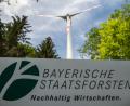 Bild: Armin Weigel/dpa
Ein Windrad im Staatswald nahe Beratzhausen in der Oberpfalz. Die Staatsforsten wollen bis zu 500 Windräder errichten lassen. (Archivbild)