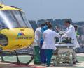 Bild: Niranjan Shrestha/AP/dpa
Der Bergführer wurde nach seiner Rettung in ein Krankenhaus gebracht.