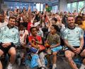 Bild: Federico Gambarini/dpa
Leon Goretzka (l.) und David Raum (r.) beantworten Fragen von Kindern im Goethe-Institut in Chicago.