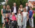 Bild: fvo
Geistig frisch feiert Theresia Feneis (vorne) ihren 95. Geburtstag. Der Waldthurner Bürgermeister Georg Bocka (hinten rechts) und Pfarrer Norbert Götz (hinten Mitte) gratulieren.