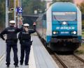 Bild: Daniel Karmann/dpa
Bundespolizisten weisen per Handzeichen den Lokführer eines Zuges aus Prag in Richtung München darauf hin, dass sie zur Kontrolle des Einreiseverkehrs zusteigen werden. (Archivbild)