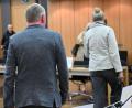 Bild: Julian Stratenschulte/dpa
Zum Prozessauftakt vor dem Landgericht Braunschweig benötigte der Staatsanwalt zwei Stunden für die Verlesung der Vorwürfe.