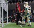 Bild: Universität Bonn/Autonome Intelligente Systeme/dpa
Spielende Fußballroboter gibt es schon länger - doch auch im menschlichen Fußball könnten in den nächsten Jahren verstärkt Assistenzroboter Einzug halten. (Archiv)