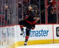 Bild: Karl B DeBlaker/AP/dpa
Die Hurricanes lagen 0:2 hinten und gewannen das zweite Duell mit den Golden Knights dennoch.