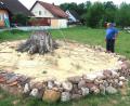 Bild: rha
Auf dem Wiesengrundstück „Wildes Bergkirchl“ ist unter Anleitung der Kreisfachberater ein Sandarium entstanden. Armin Heuberger erklärt, was es damit auf sich hat.