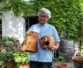 Bild: Ulla Britta Baumer
Die Kreativität von Drechsler Kurt Weiß ist grenzenlos, nun auch über den Tod hinaus. Seit einiger Zeit drechselt er auch Urnen aus Holz, manchmal stammt dies von einem alten Baum des Auftraggebers aus dessen Garten. Auch die runde Variante ist jederzeit als etwas andere Urne möglich.