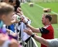 Bild: Federico Gambarini/dpa
Julian Nagelsmann schreibt Autogramme für Fans der Nationalmannschaft (Archivbild).