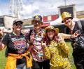 Bild: Daniel Karmann/dpa
Der erste Festivaltag startete mit Regen. Danach war das Wetter wechselhaft, die Laune der Fans aber gut.