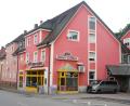 Bild: Rudolf Hirsch
Die Bäckerei Scherl an der Wackersdorfer Straße in Schwandorf übernahm zum 1. Mai die „Bäckerei und Konditorei Bittner Melanie GmbH“. Damit endet die 160-jährige Ära eines Schwandorfer Traditionsunternehmens.