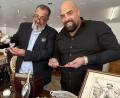 Bild:  Lagrene
Marco (links) und Samuel Lagrene begutachten am Freitag, 12. Juni, im Hotel Birkenhof Schmuck und Antiquitäten.