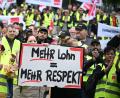 Bild: Federico Gambarini/dpa
Beschäftige im Einzelhandel demonstrieren in mehreren deutschen Städten. (Archivbild)