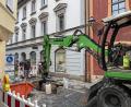 Bild: Stephan Huber
In der Lederergasse in Amberg gab es am Dienstag einen Wasserrohrbruch. Inzwischen ist der betroffene Leitungsabschnitt repariert und die aufgegrabene Straße wieder zugegraben.