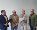 Bild: Landratsamt Tirschenreuth/Wolfgang Fenzl
Dr. Maria Rita Sagstetter vom Staatsarchiv Amberg (zweite von rechts) händigt im Beisein von Landrat Hubert Schicker (links) und 1. Bürgermeister Wolfgang Braun (rechts) die Urkunde an Kreisarchivpfleger Erich Schraml (zweiter von links) aus.