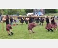 Bild: jua
Die Highland Games erfordern von den Teilnehmern Kraft, Schnelligkeit und Geschicklichkeit, so wie hier beim Baumstammslalom.
