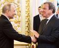 Bild: Alexei Druzhinin/POOL SPUTNIK KREMLIN/AP/dpa
Ex-Bundeskanzler Gerhard Schröder und Kremlchef Wladimir Putin hatten nach russischen Angaben ein Vieraugengespräch. (Archivbild)